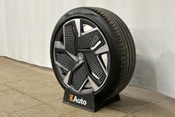 oranssi Skoda Enyaq 2025 kuva 13.