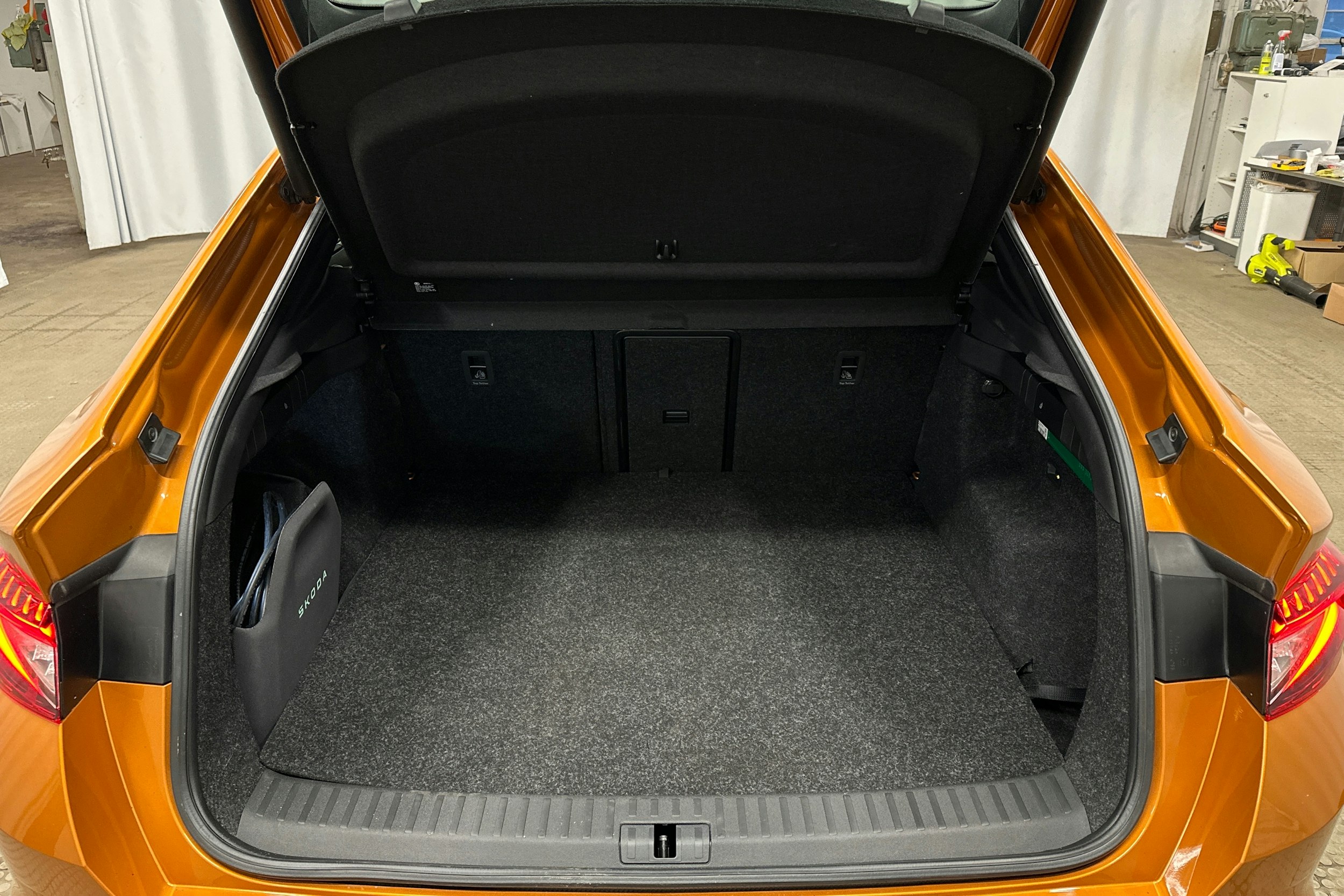 oranssi Skoda Enyaq 2025 kuva 14.