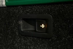 oranssi Skoda Enyaq 2025 kuva 16.