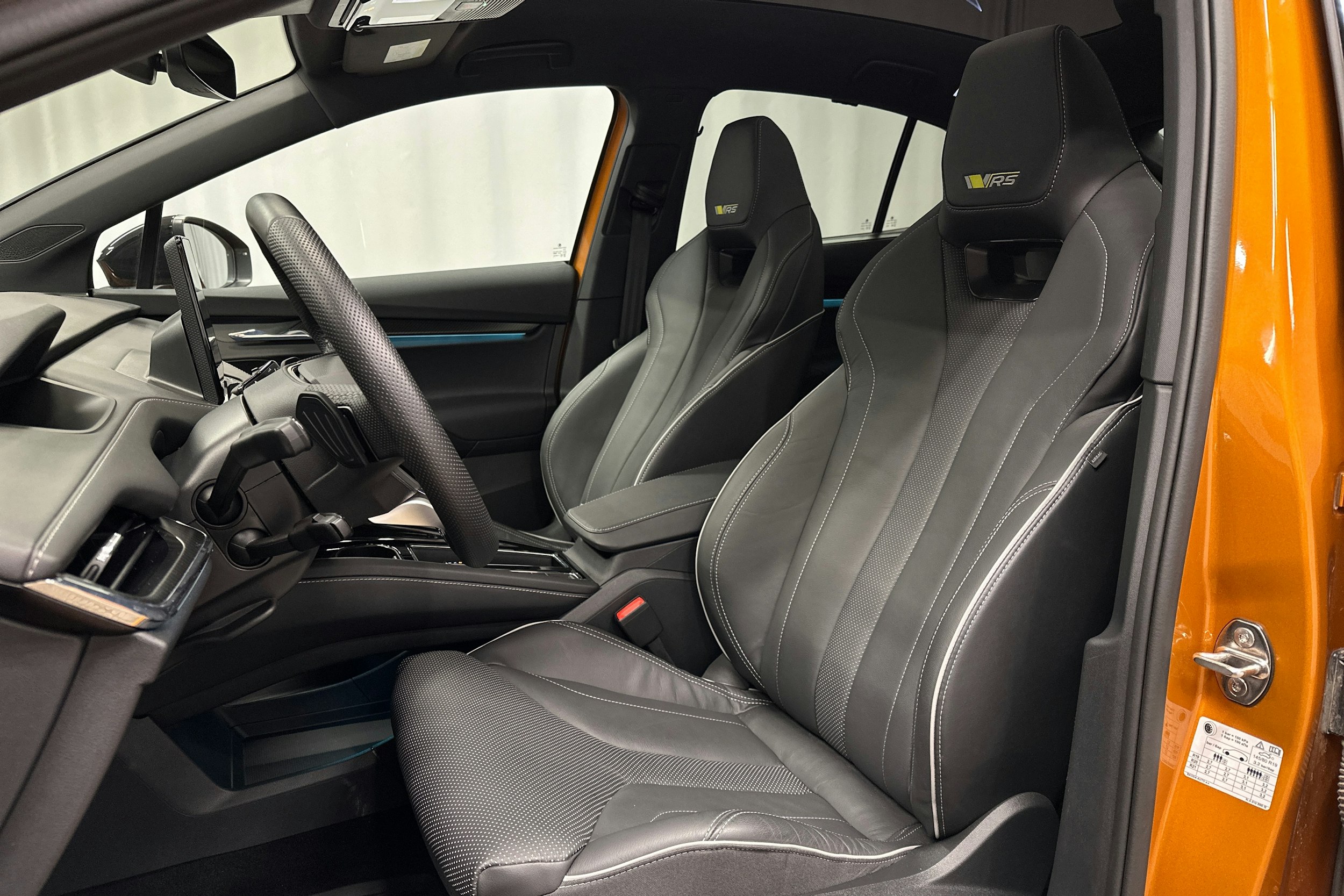 oranssi Skoda Enyaq 2025 kuva 18.