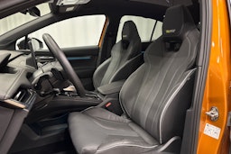 oranssi Skoda Enyaq 2025 kuva 18.