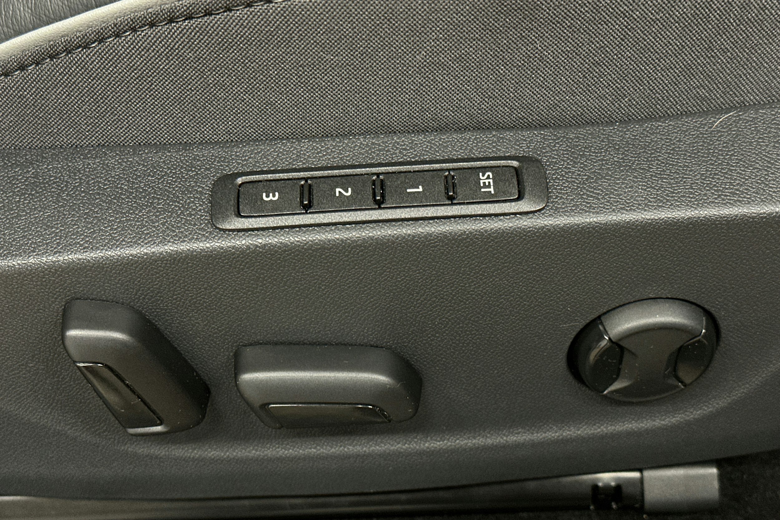 oranssi Skoda Enyaq 2025 kuva 20.