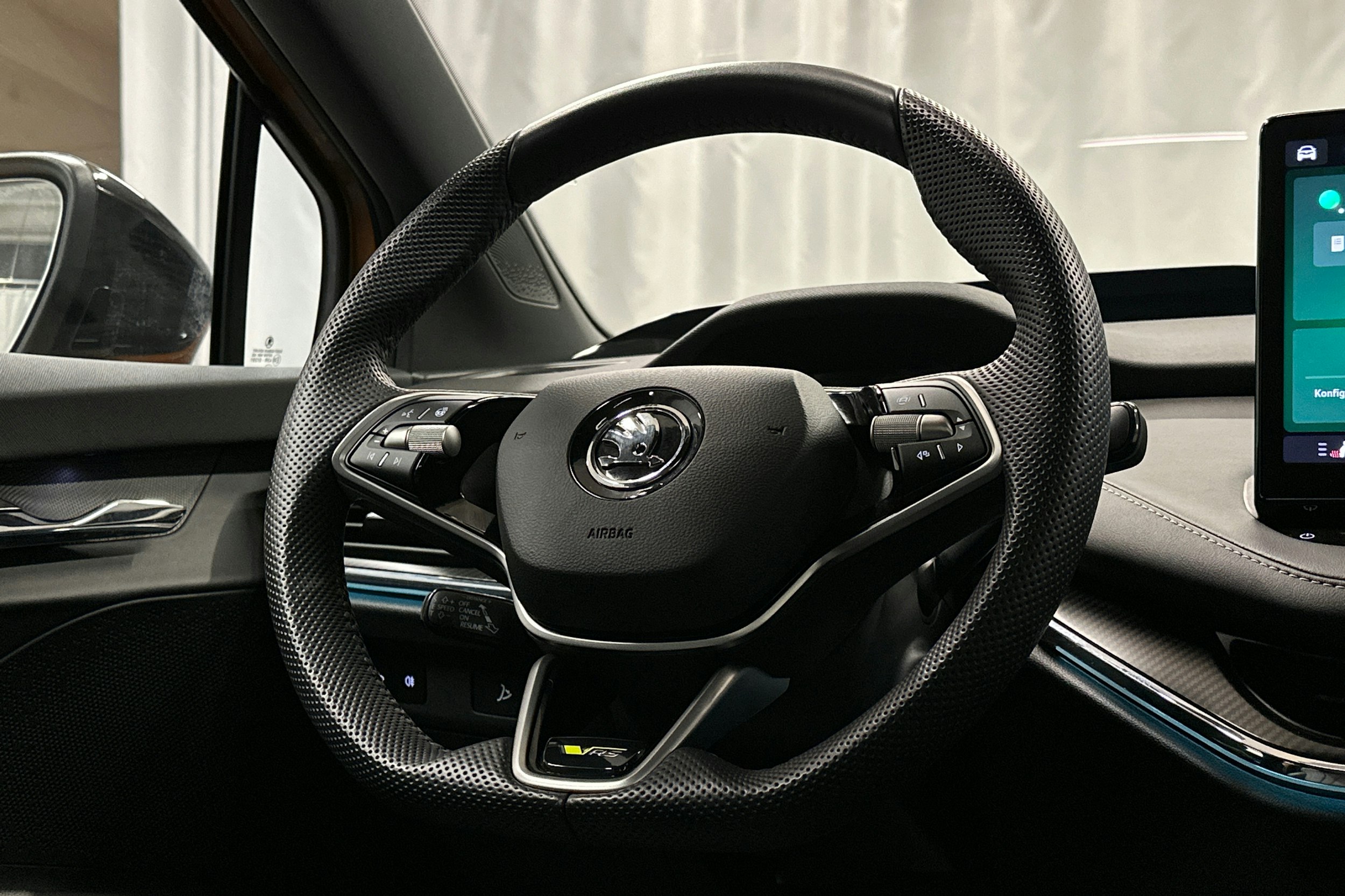 oranssi Skoda Enyaq 2025 kuva 21.