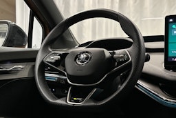 oranssi Skoda Enyaq 2025 kuva 21.