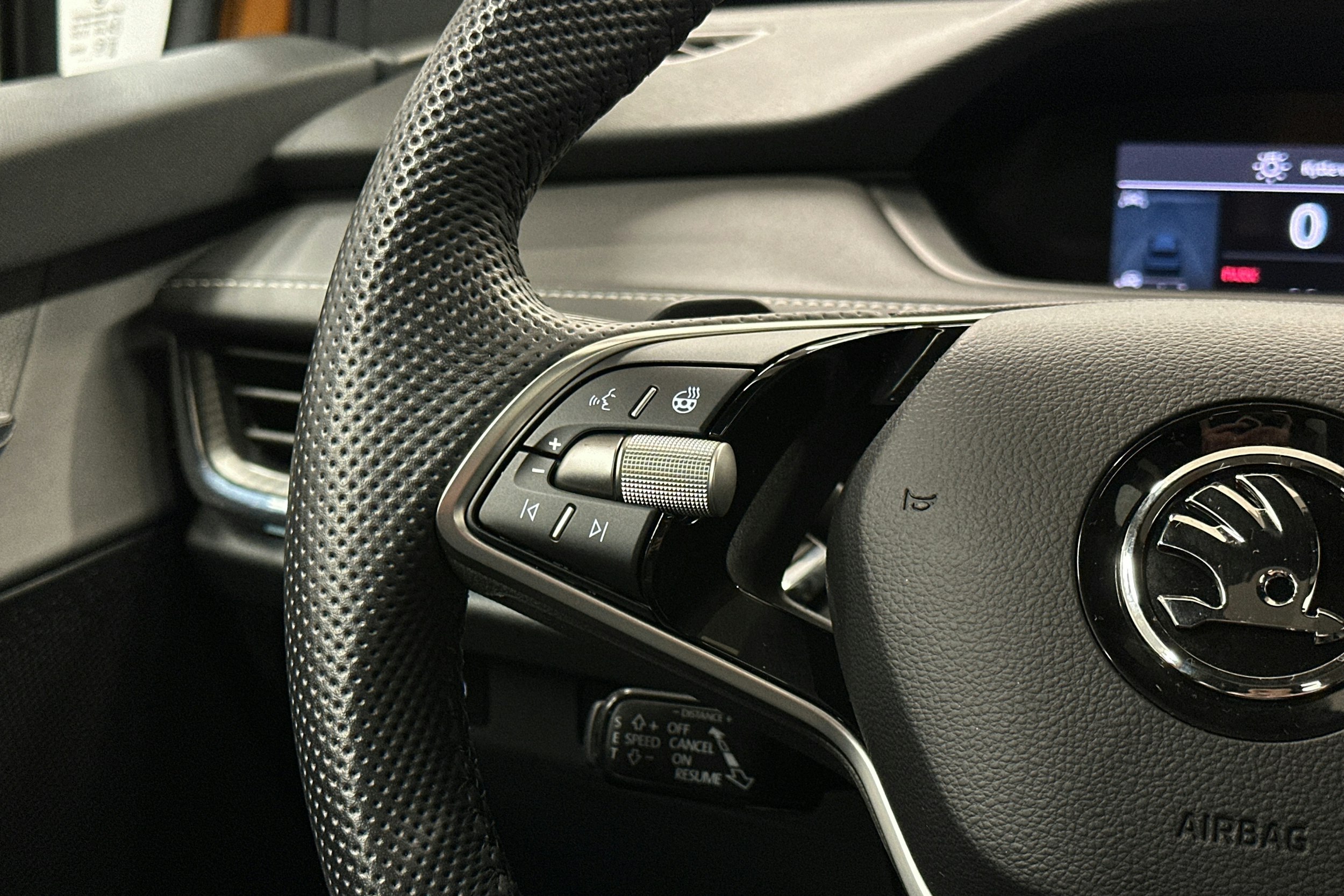 oranssi Skoda Enyaq 2025 kuva 22.