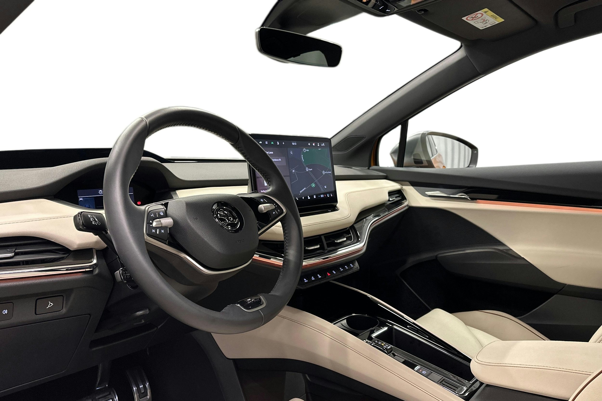 oranssi Skoda Enyaq 2025 kuva 7.