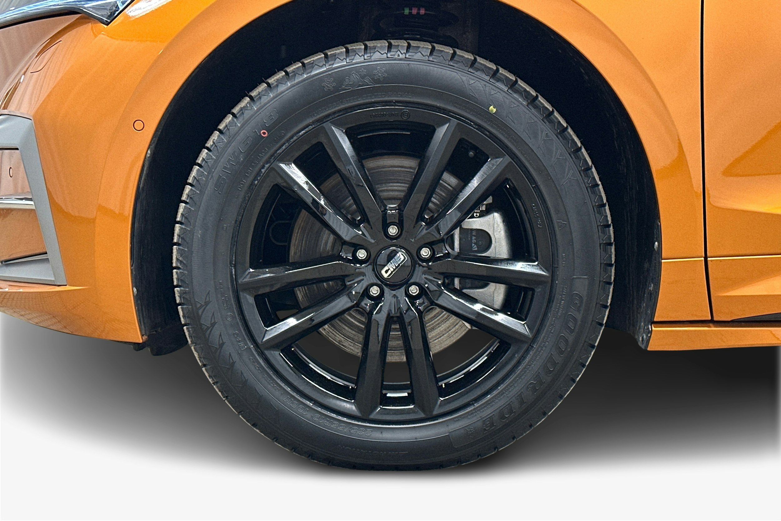 oranssi Skoda Enyaq 2025 kuva 11.