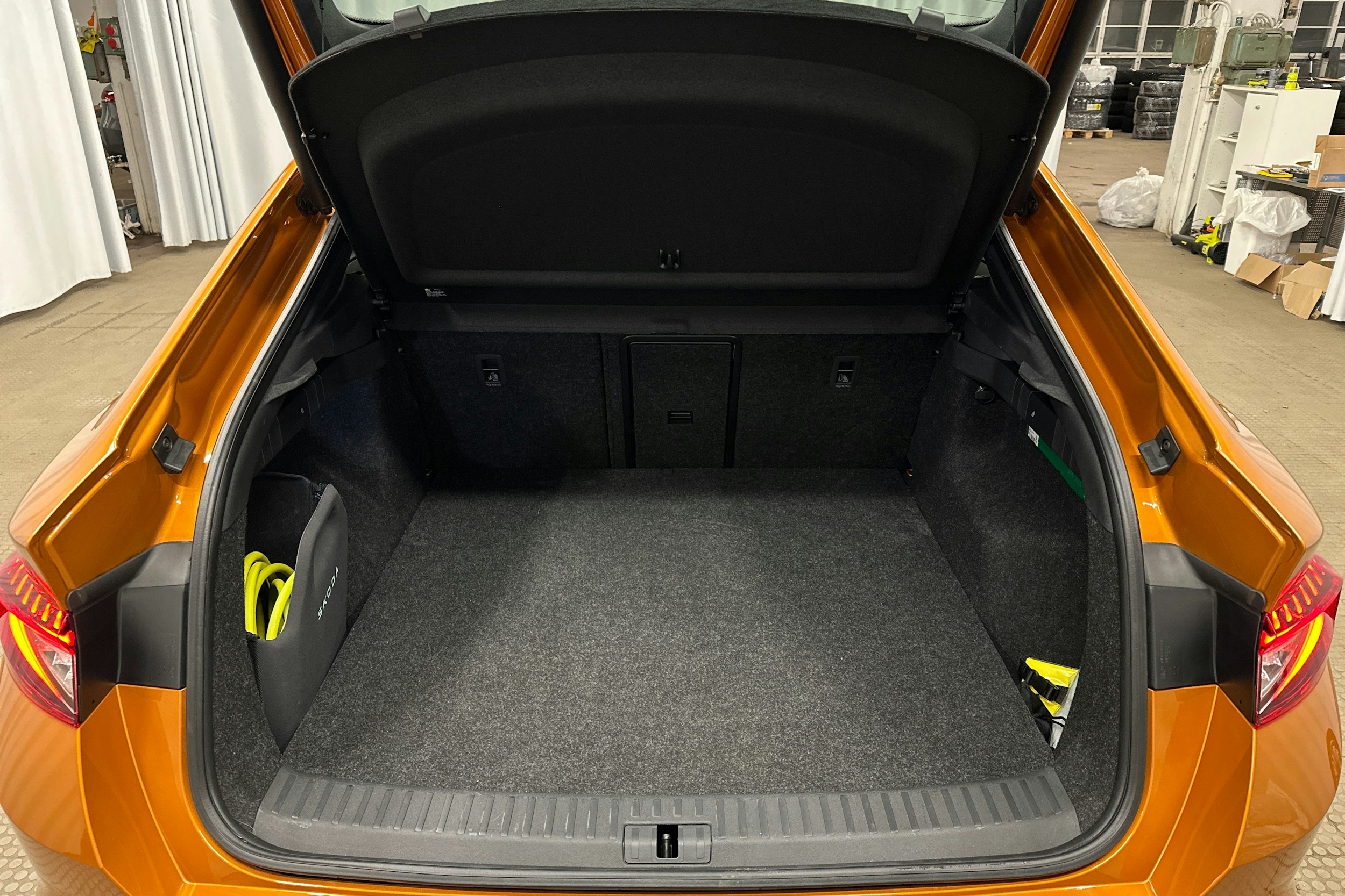 oranssi Skoda Enyaq 2025 kuva 14.