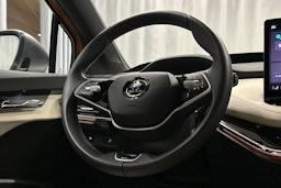 oranssi Skoda Enyaq 2025 kuva 21.