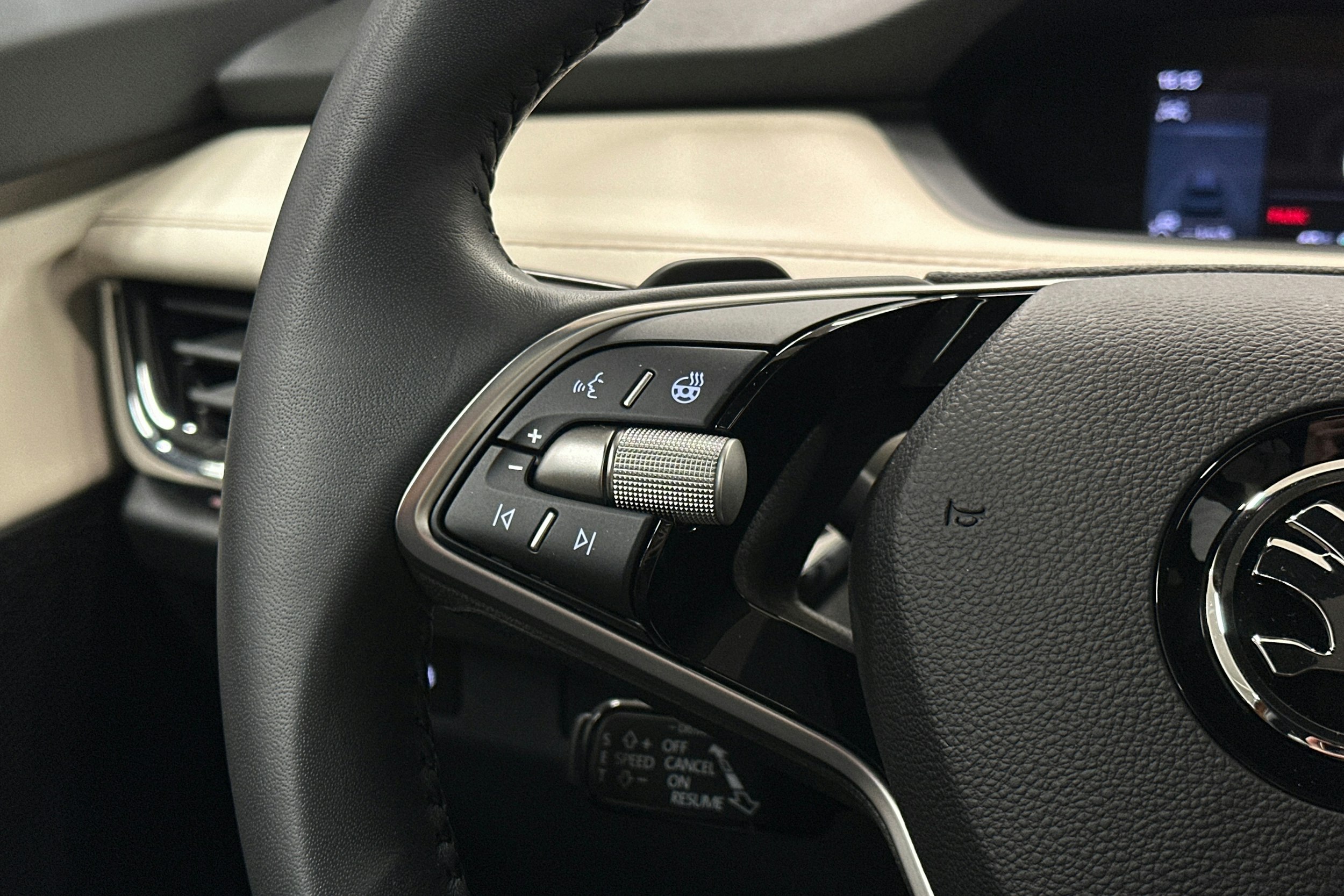 oranssi Skoda Enyaq 2025 kuva 22.