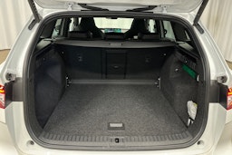 valkoinen Skoda Enyaq 2025 kuva 14.