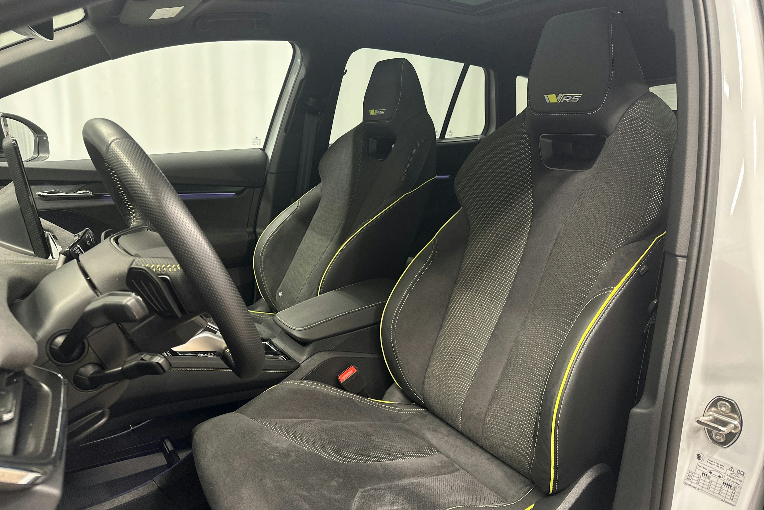 valkoinen Skoda Enyaq 2025 kuva 16.