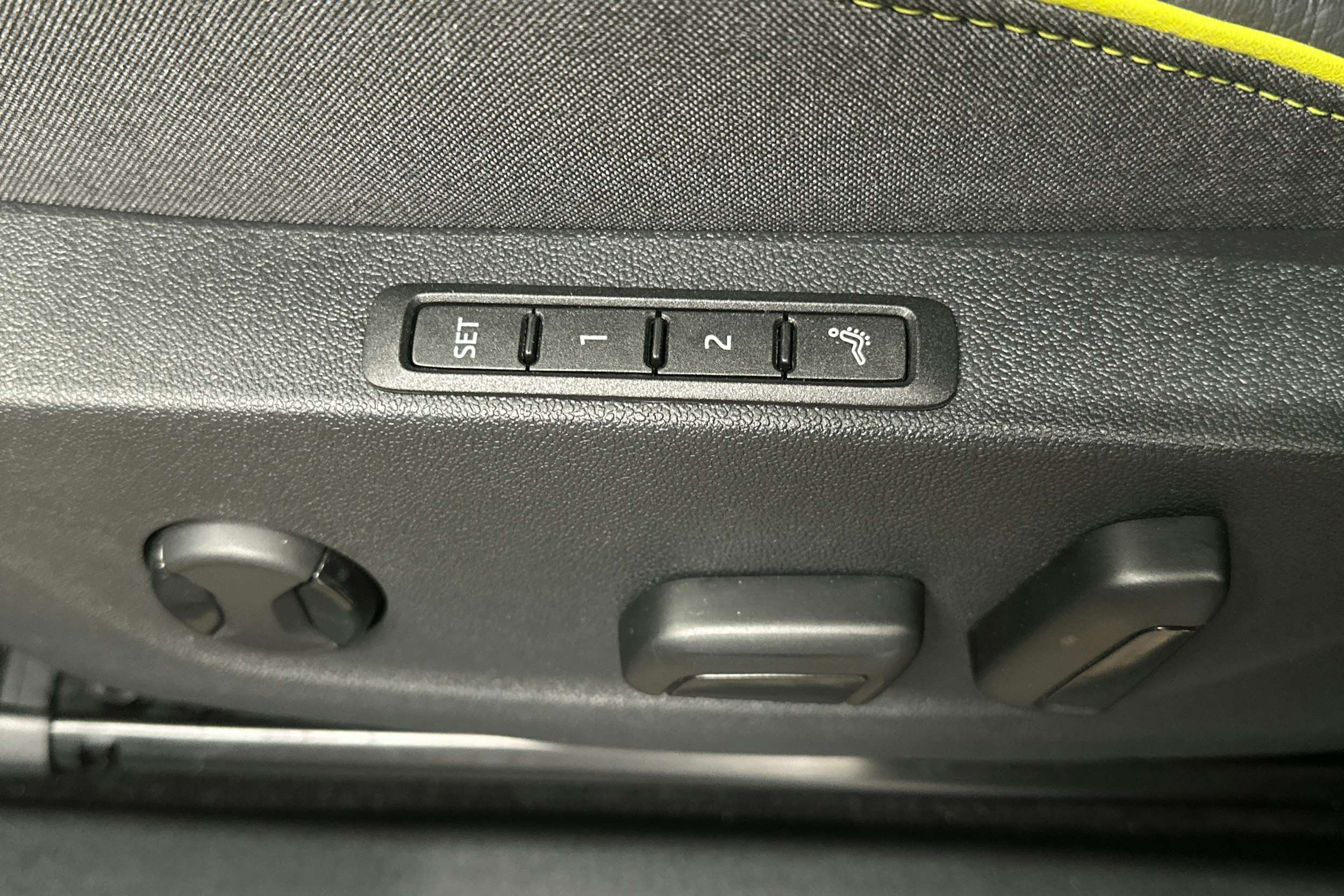 valkoinen Skoda Enyaq 2025 kuva 17.