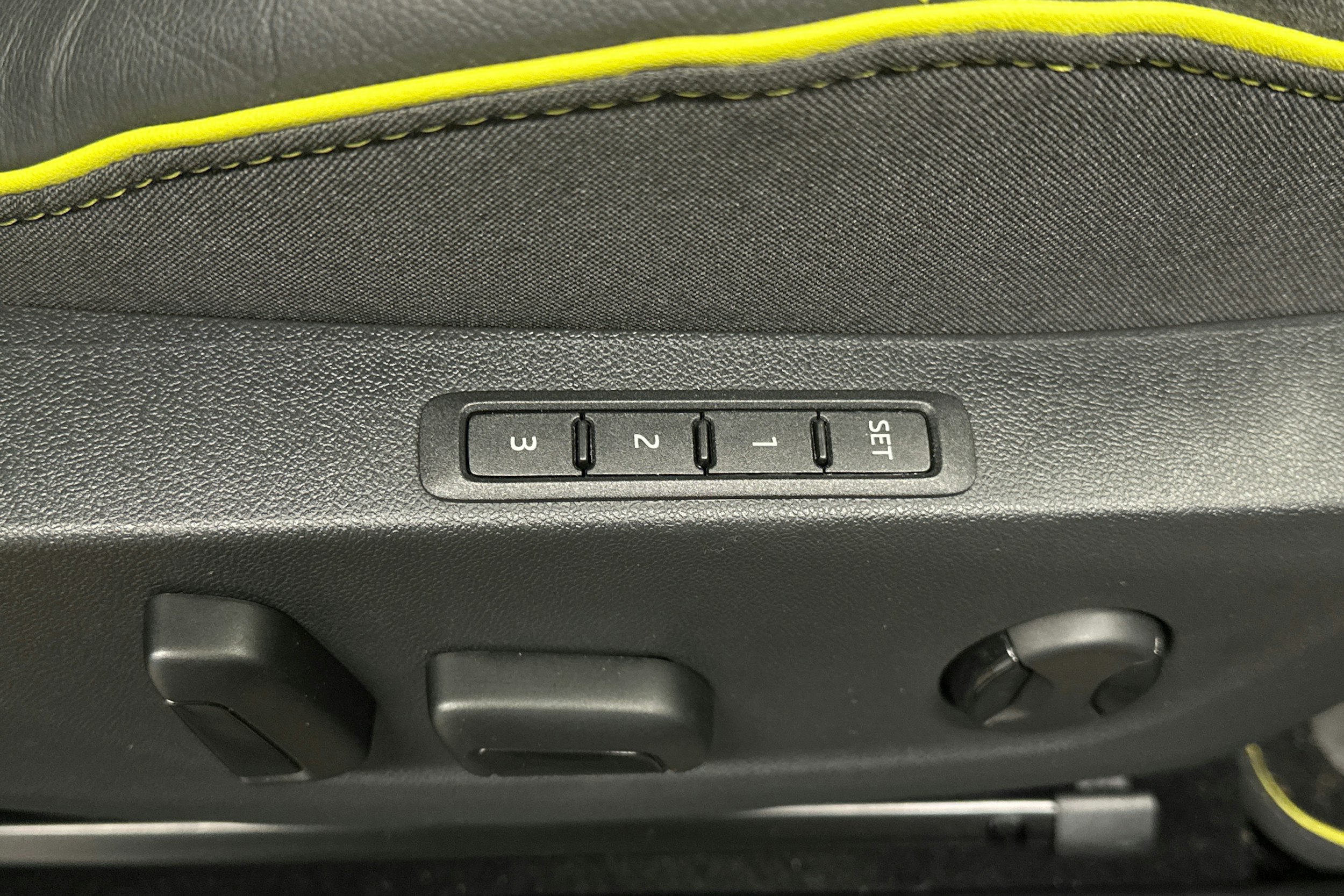 valkoinen Skoda Enyaq 2025 kuva 18.