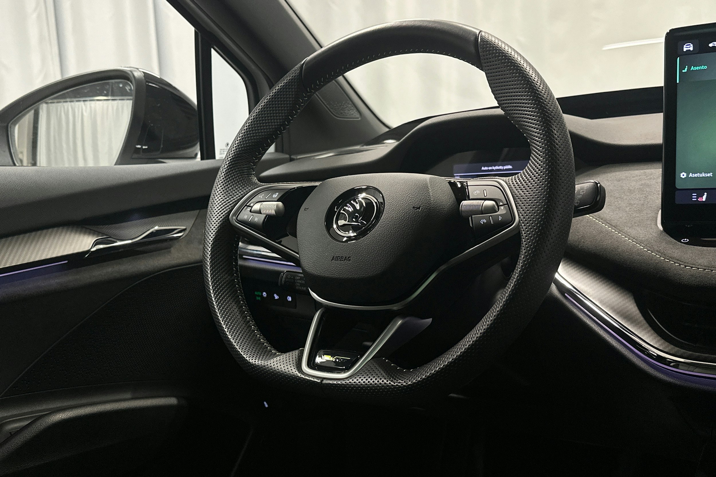 valkoinen Skoda Enyaq 2025 kuva 19.