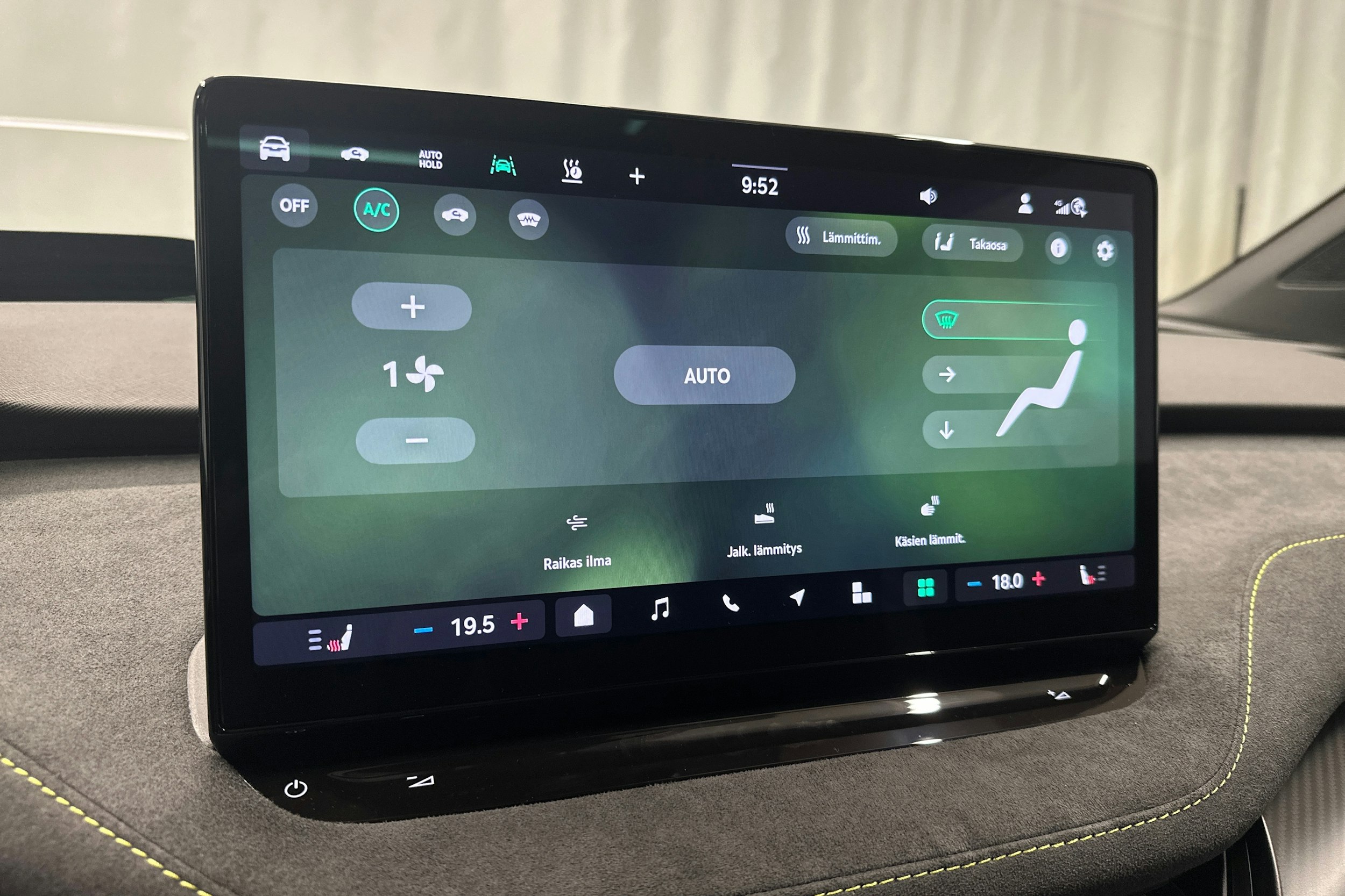 valkoinen Skoda Enyaq 2025 kuva 30.