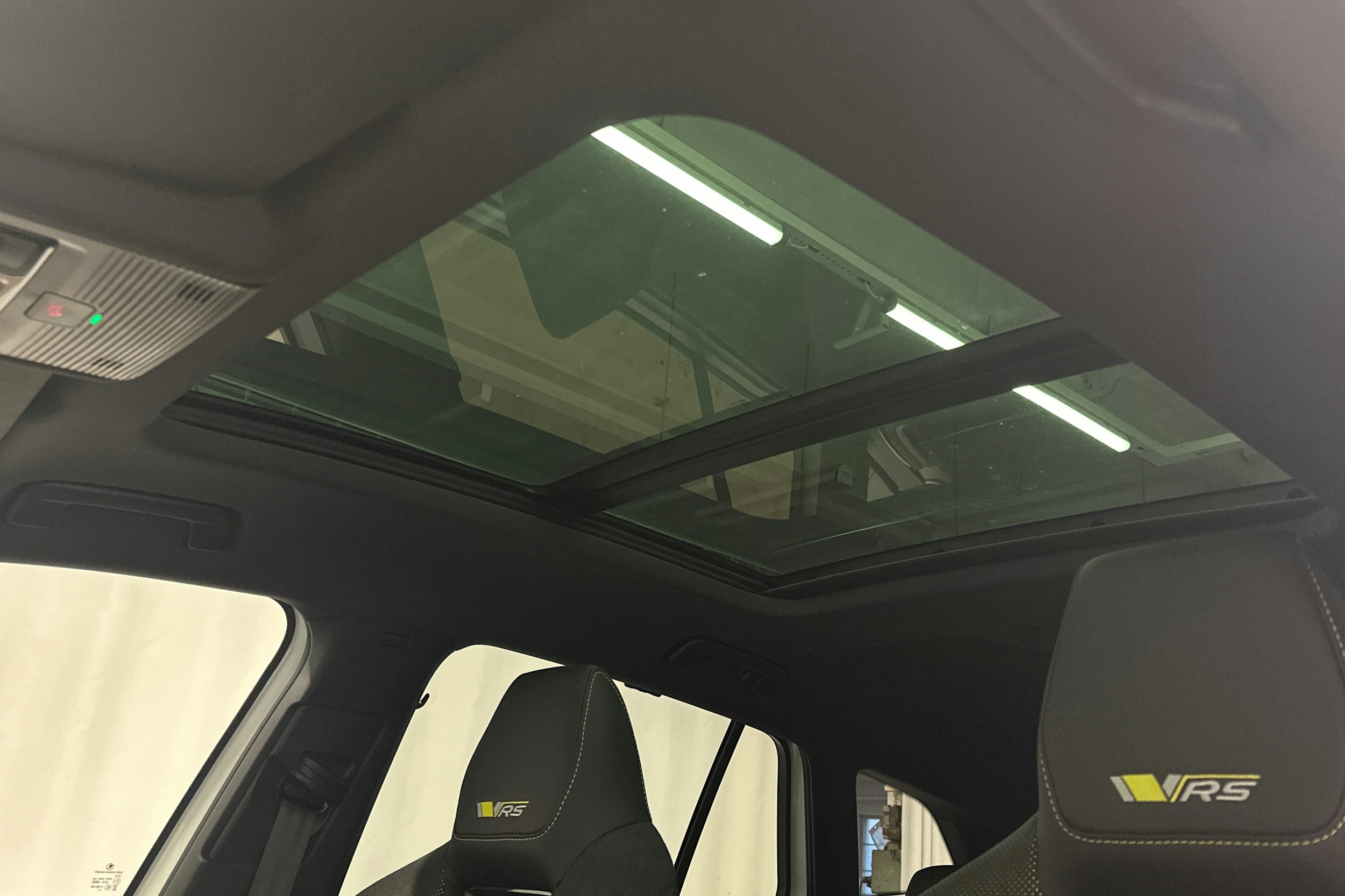 valkoinen Skoda Enyaq 2025 kuva 41.