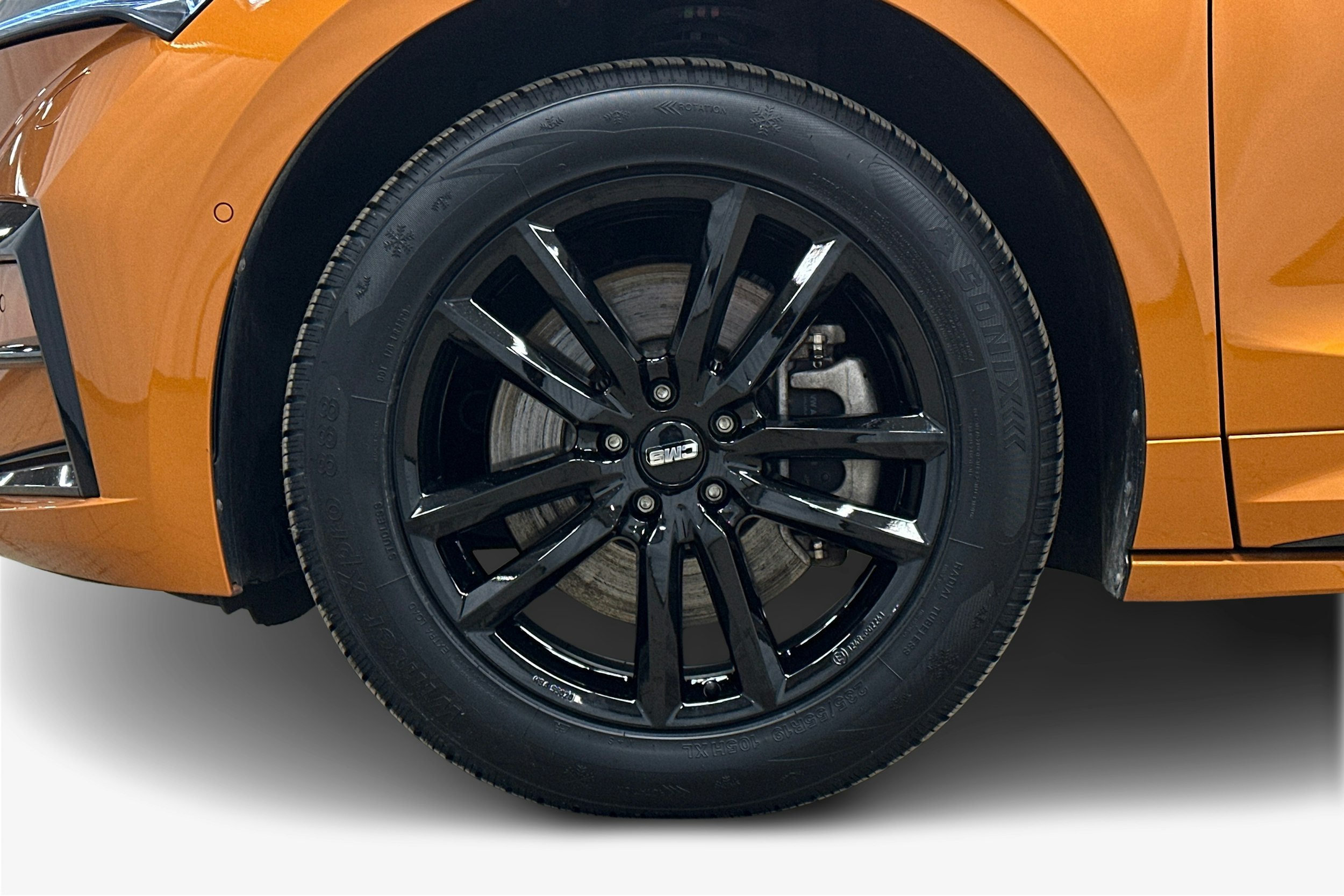 oranssi Skoda Enyaq 2025 kuva 11.