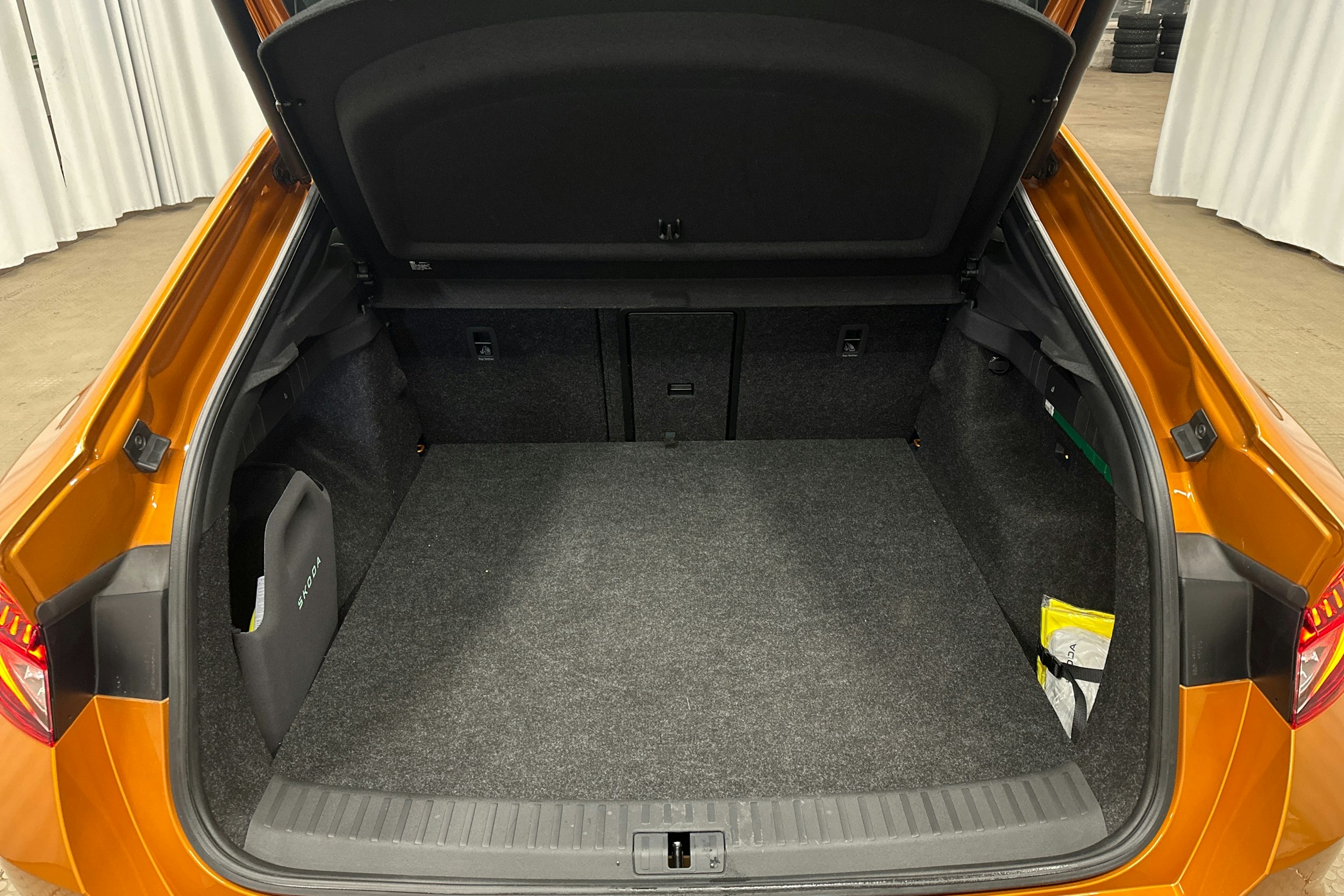 oranssi Skoda Enyaq 2025 kuva 14.