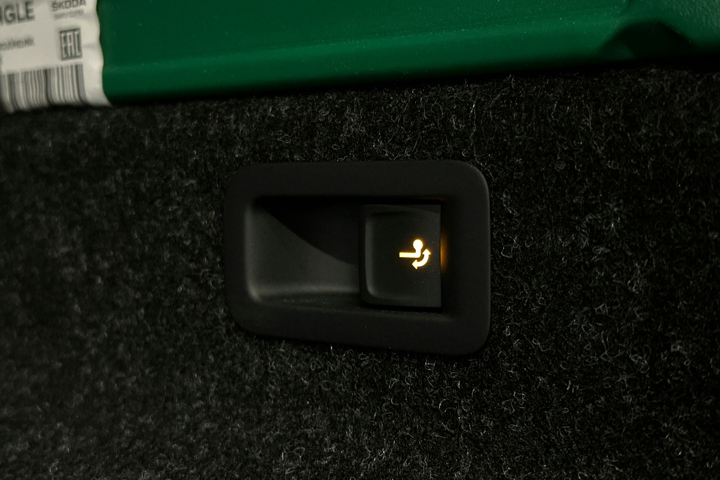 oranssi Skoda Enyaq 2025 kuva 16.