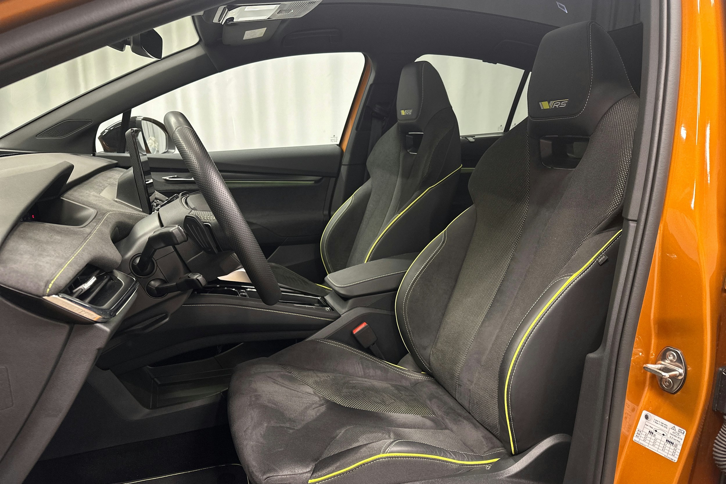 oranssi Skoda Enyaq 2025 kuva 18.