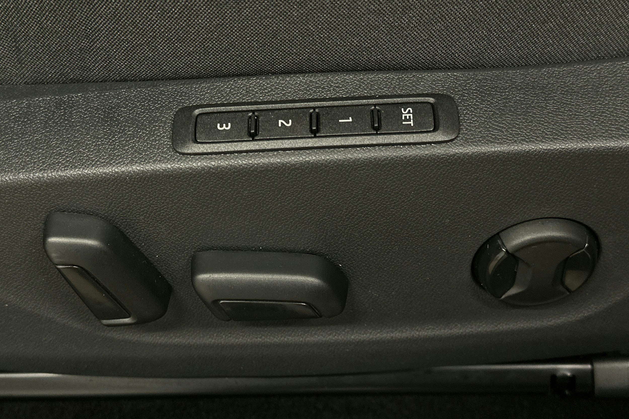 oranssi Skoda Enyaq 2025 kuva 20.