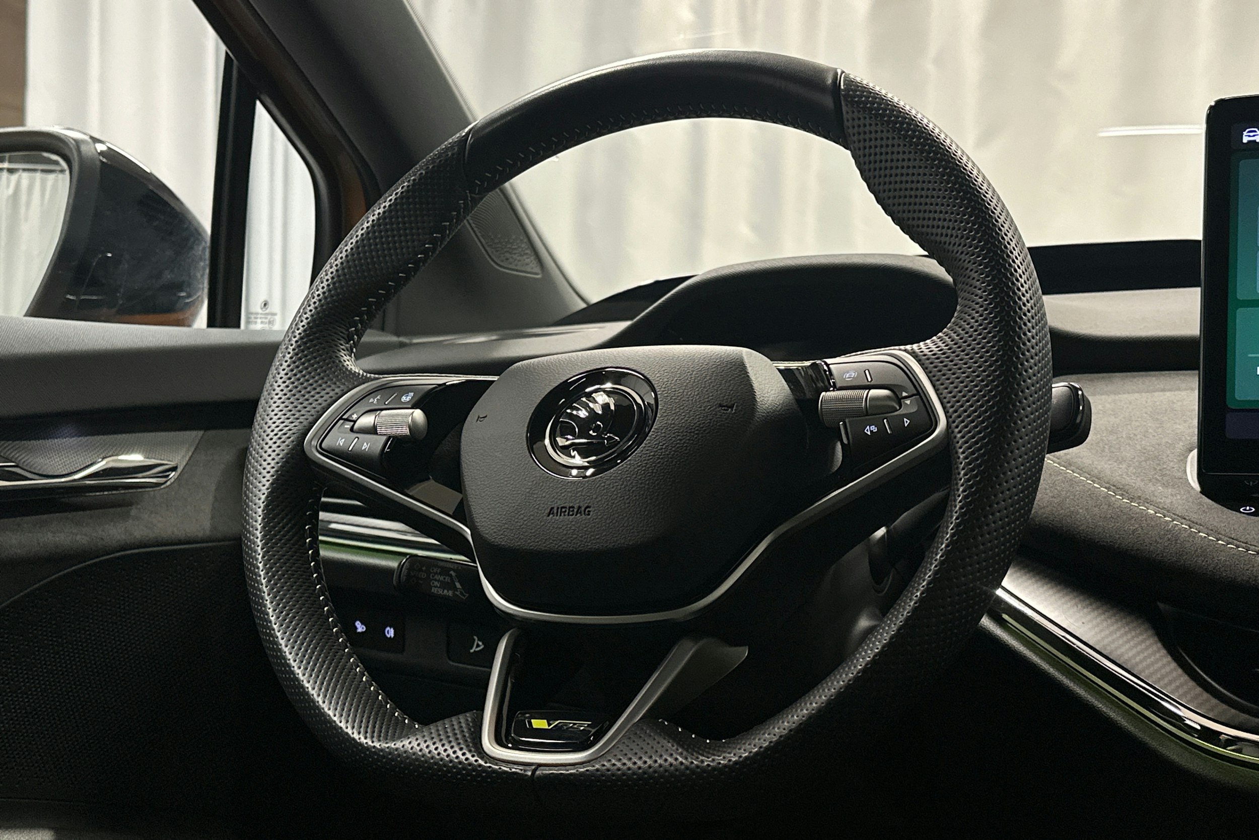 oranssi Skoda Enyaq 2025 kuva 21.