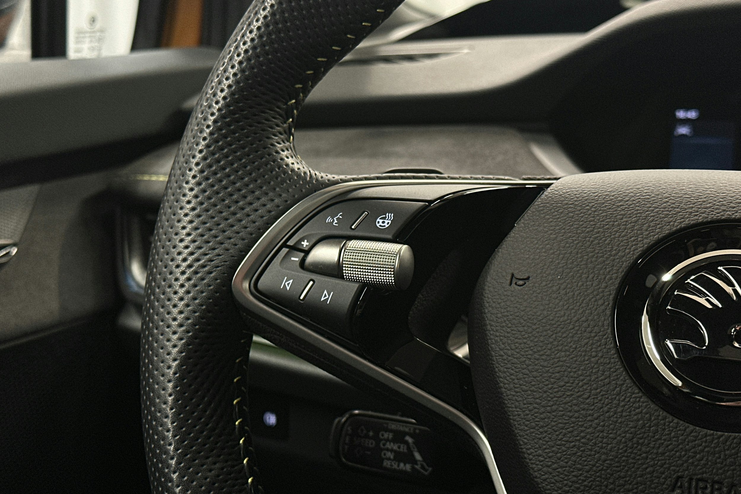 oranssi Skoda Enyaq 2025 kuva 22.