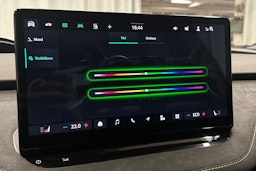 oranssi Skoda Enyaq 2025 kuva 32.