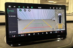 oranssi Skoda Enyaq 2025 kuva 34.