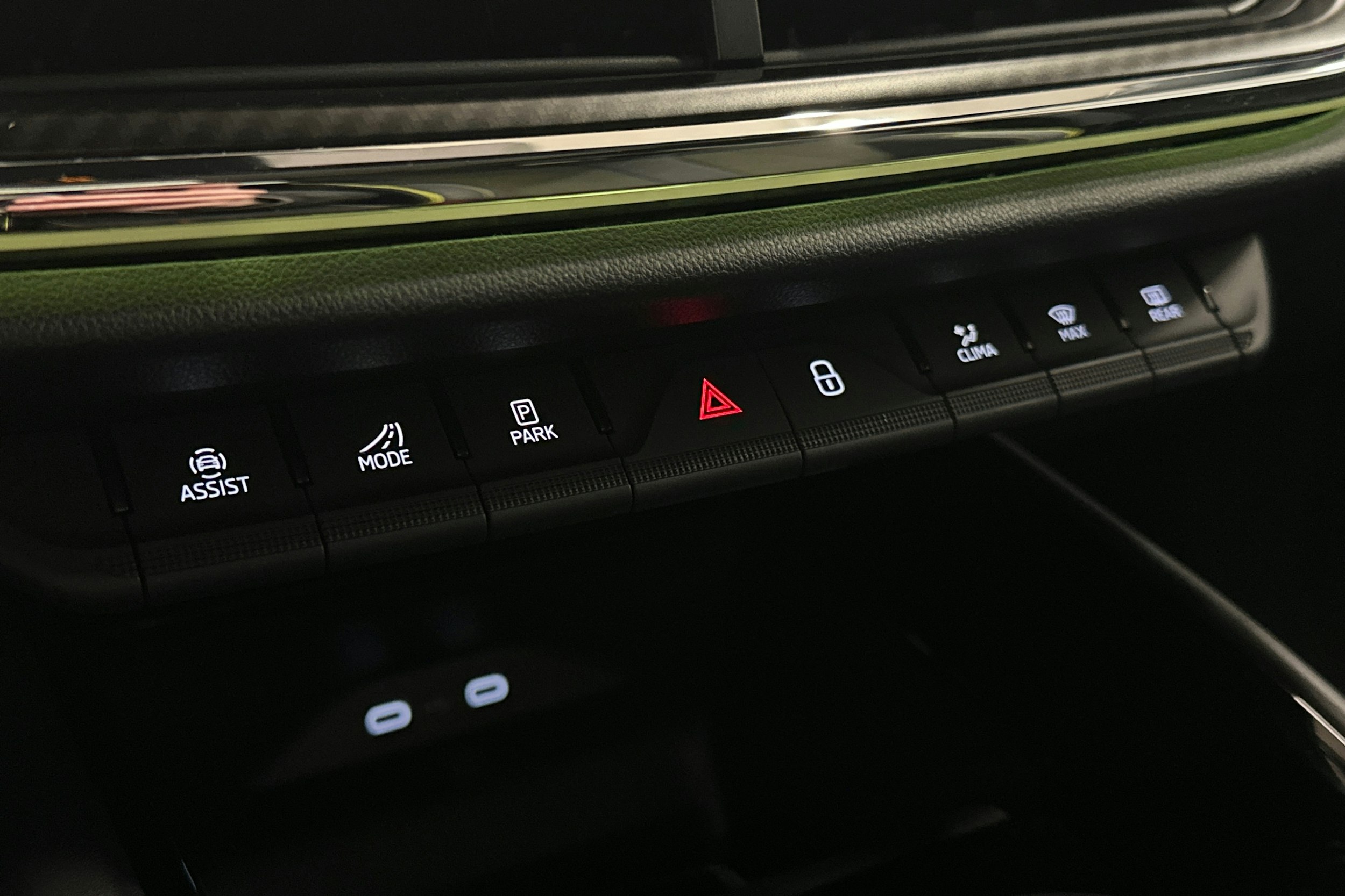 oranssi Skoda Enyaq 2025 kuva 35.