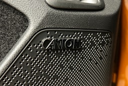 oranssi Skoda Enyaq 2025 kuva 38.