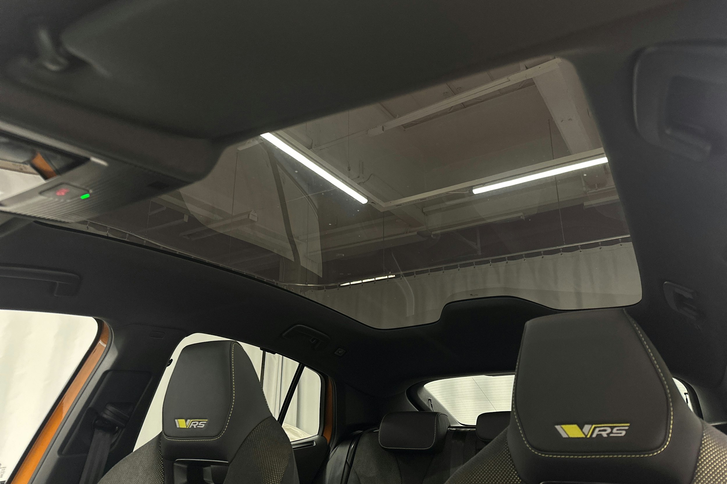 oranssi Skoda Enyaq 2025 kuva 39.