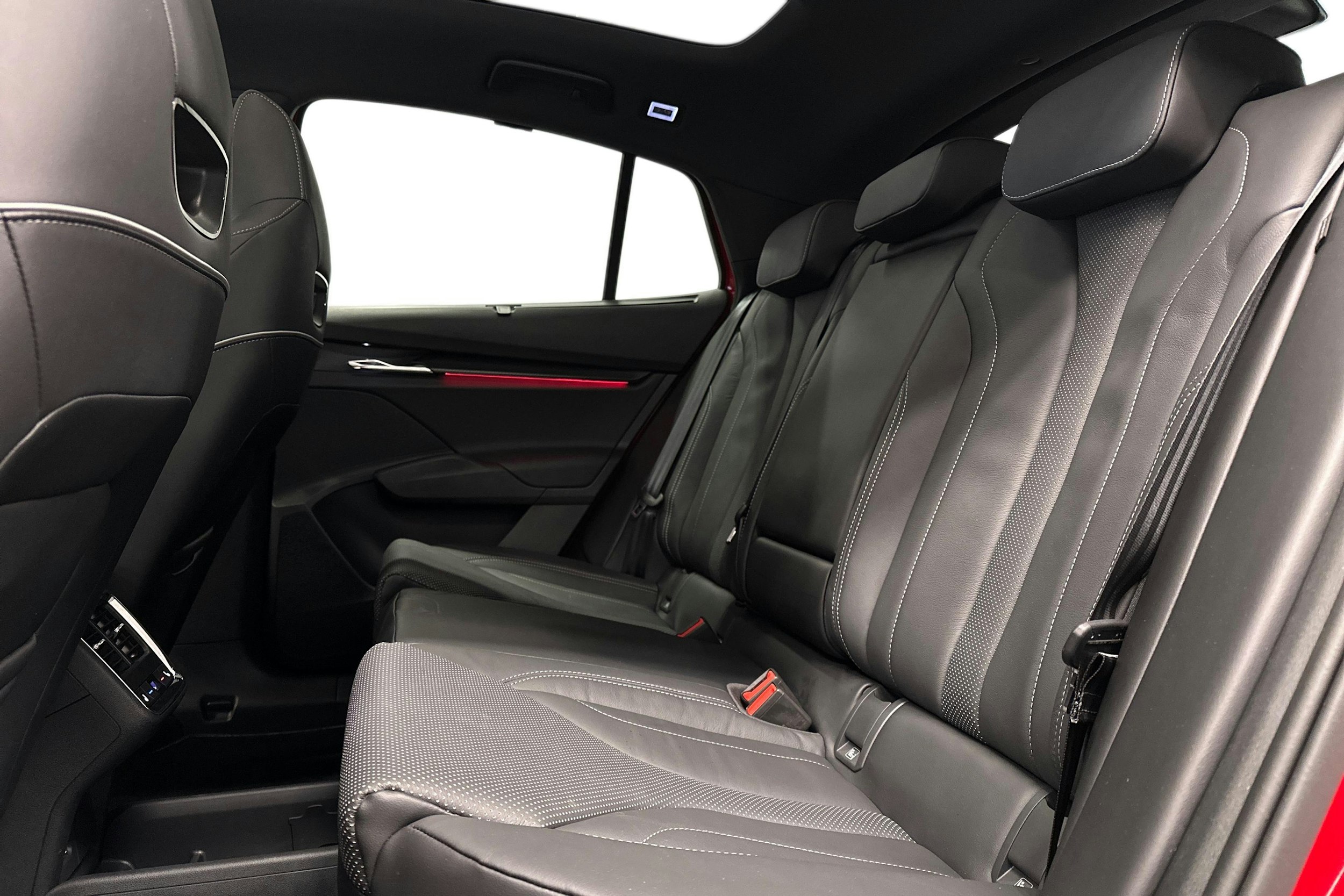 punainen Skoda Enyaq 2025 kuva 8.