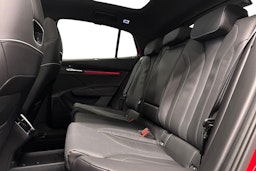 punainen Skoda Enyaq 2025 kuva 8.