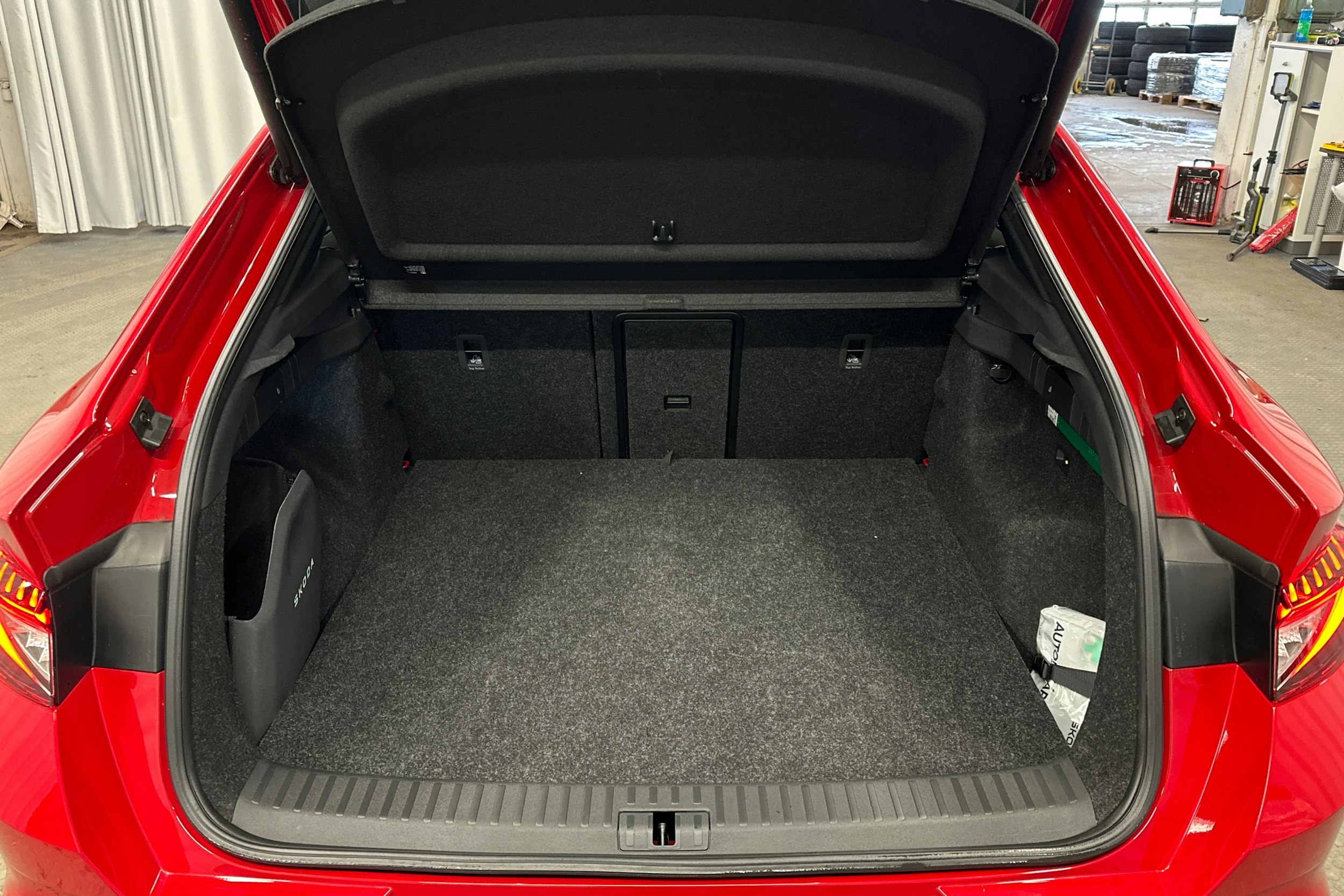 punainen Skoda Enyaq 2025 kuva 11.