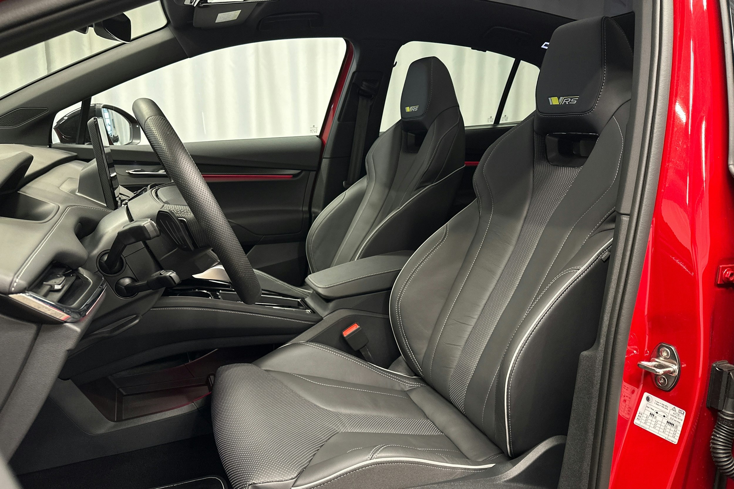 punainen Skoda Enyaq 2025 kuva 15.