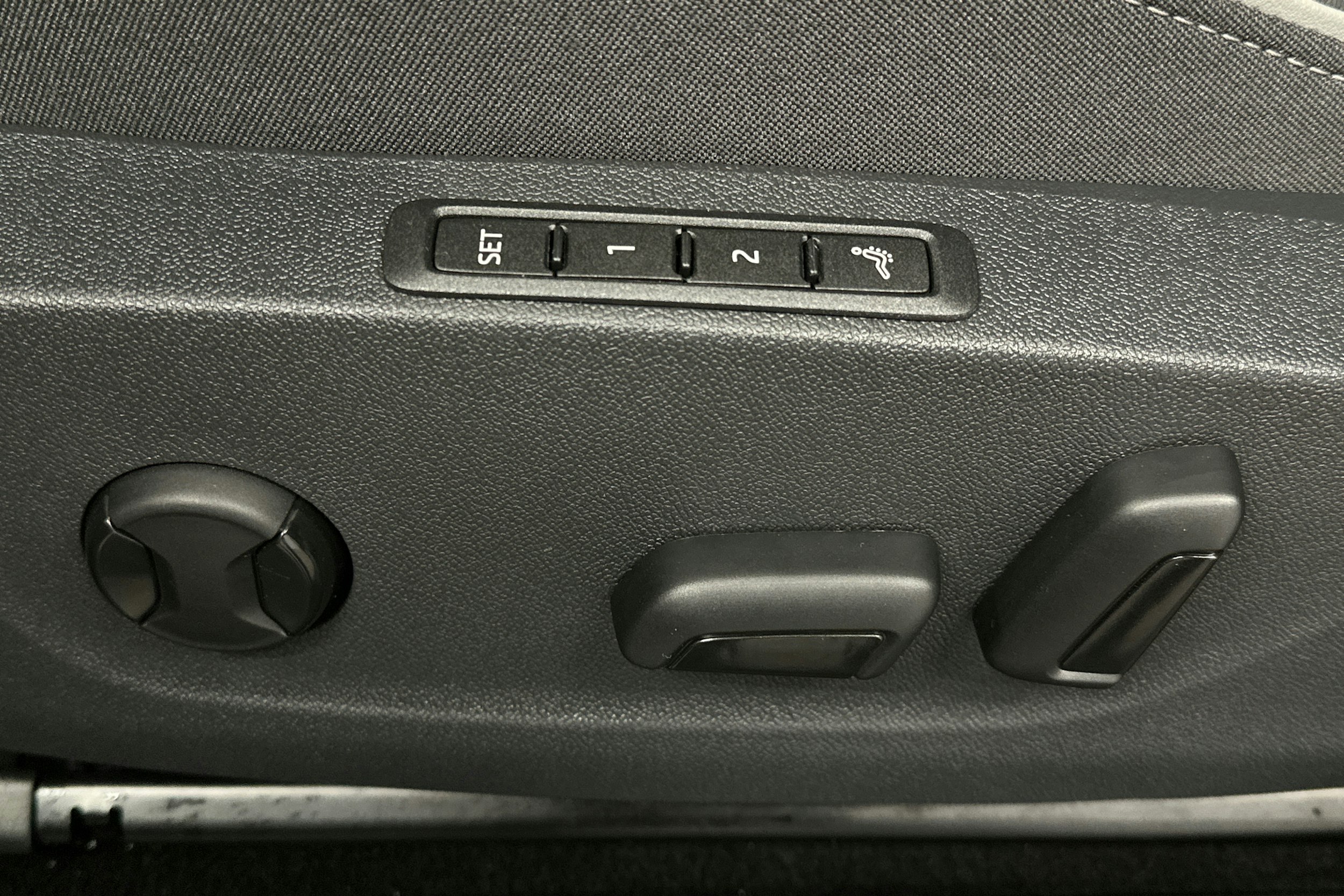 punainen Skoda Enyaq 2025 kuva 16.