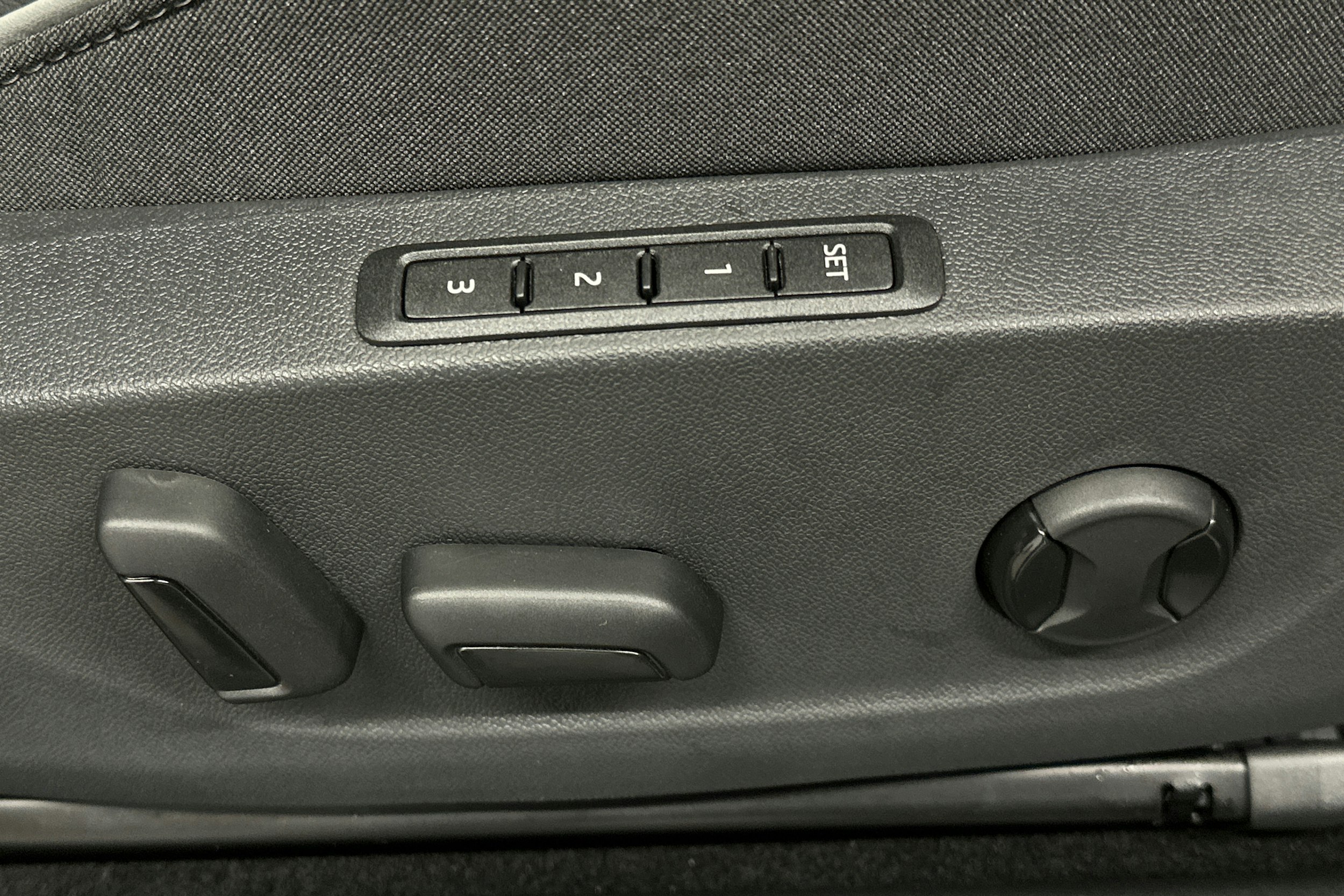 punainen Skoda Enyaq 2025 kuva 17.