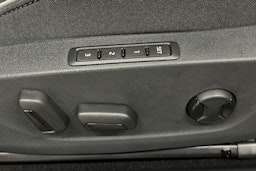 punainen Skoda Enyaq 2025 kuva 17.