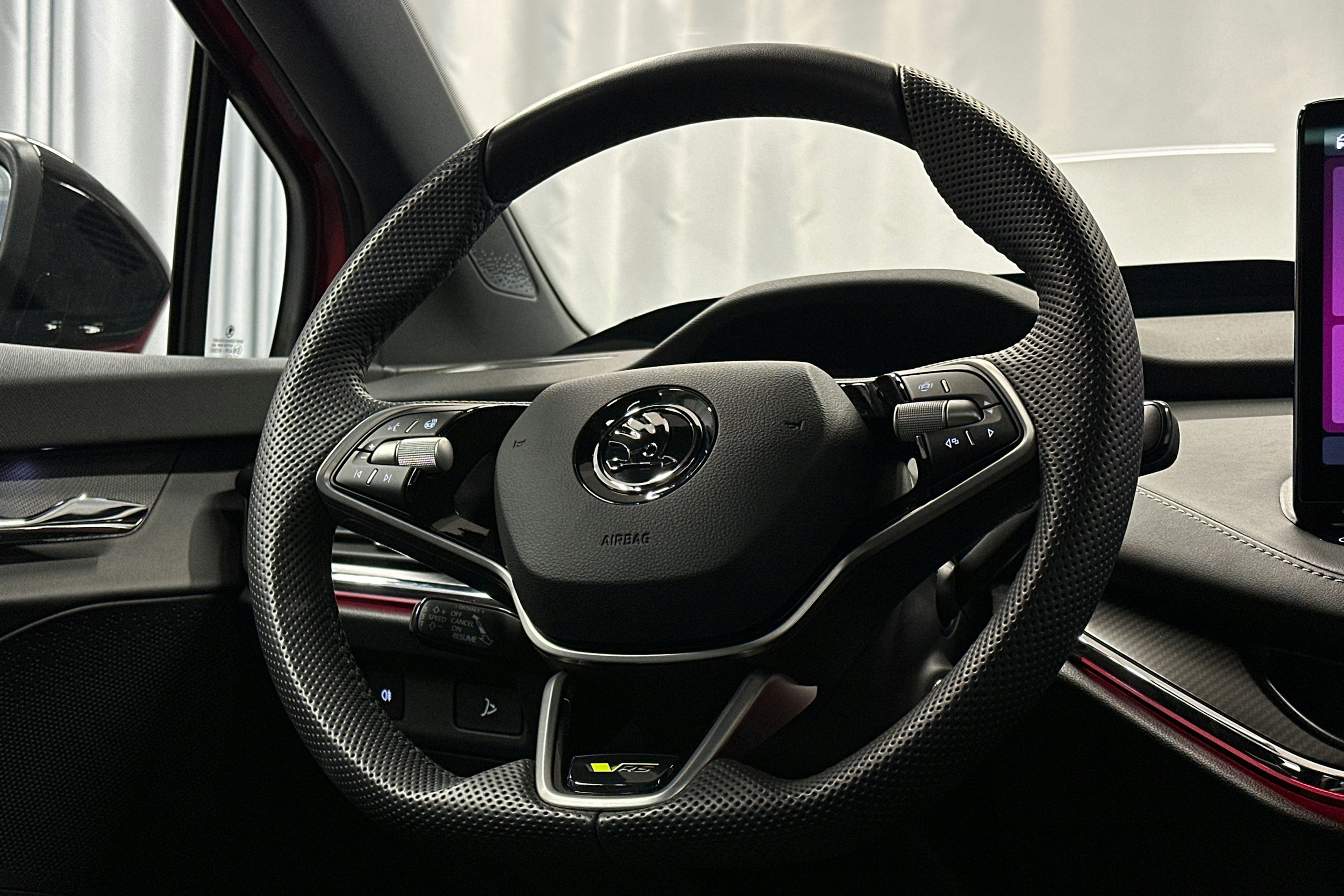 punainen Skoda Enyaq 2025 kuva 18.