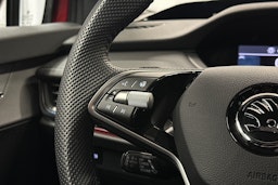 punainen Skoda Enyaq 2025 kuva 19.