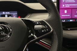 punainen Skoda Enyaq 2025 kuva 20.