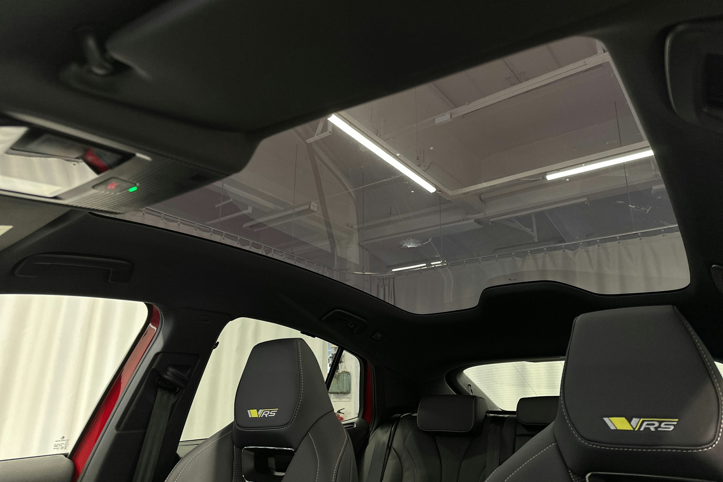 punainen Skoda Enyaq 2025 kuva 36.