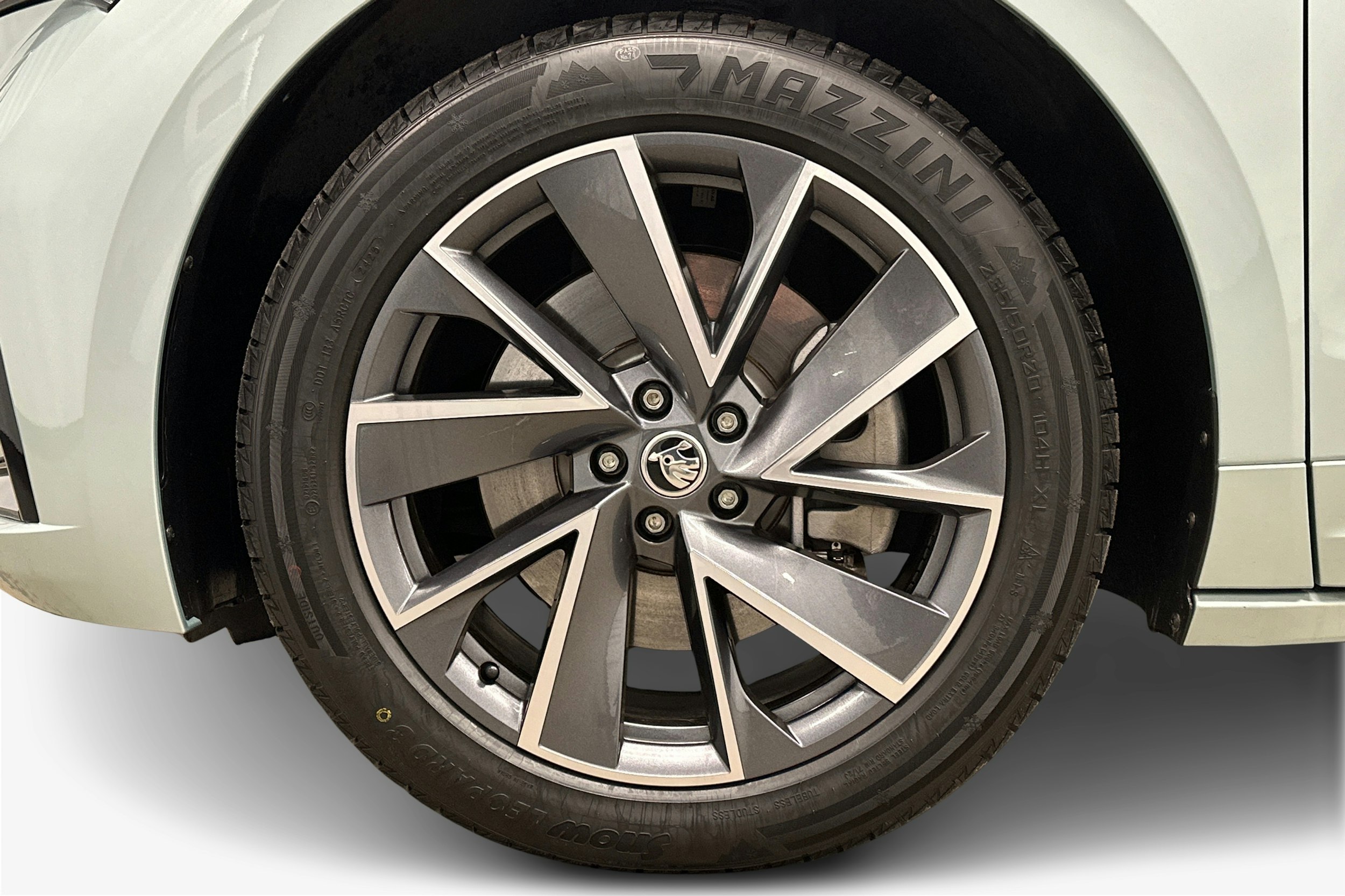 harmaa Skoda Enyaq 2025 kuva 11.