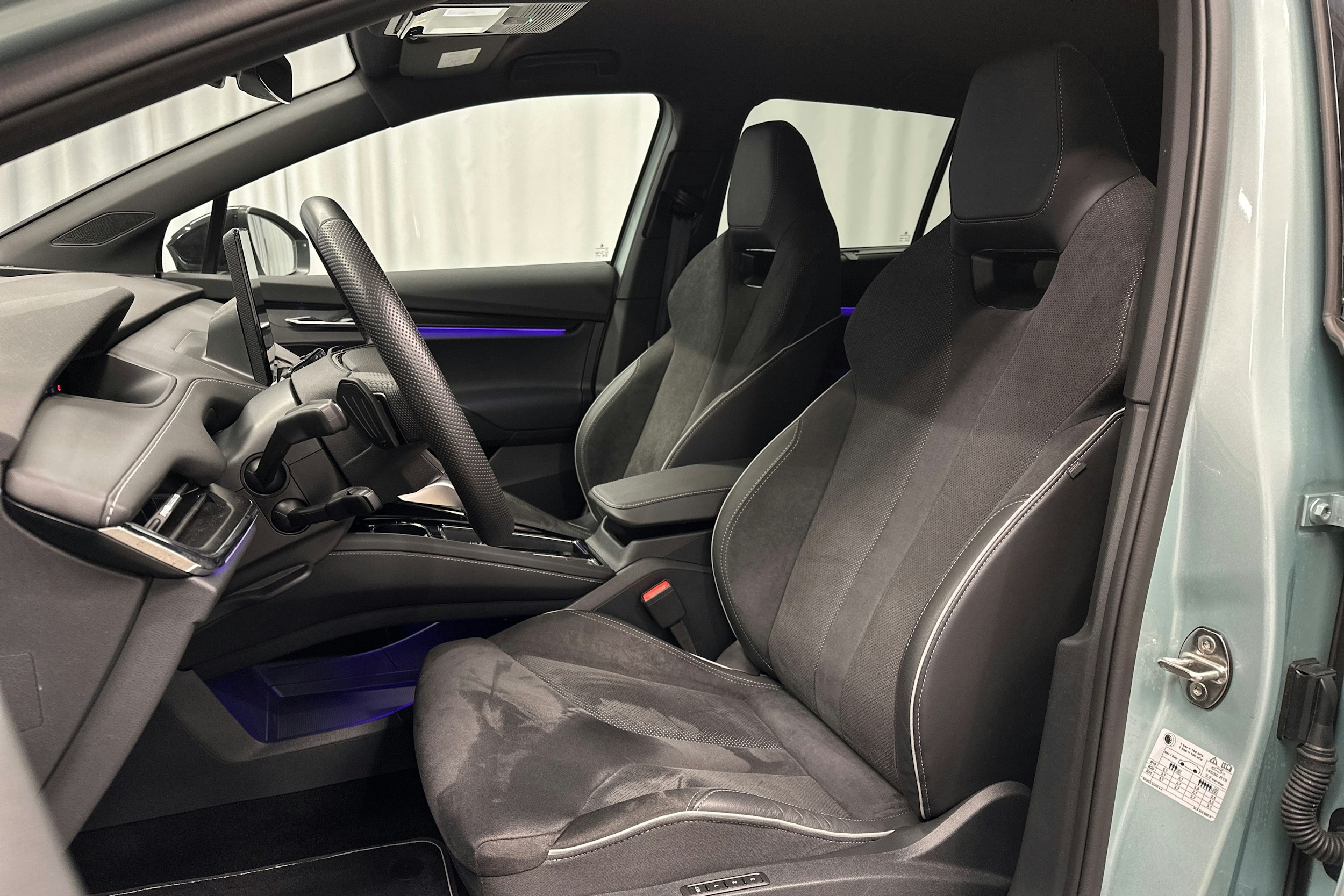 harmaa Skoda Enyaq 2025 kuva 18.