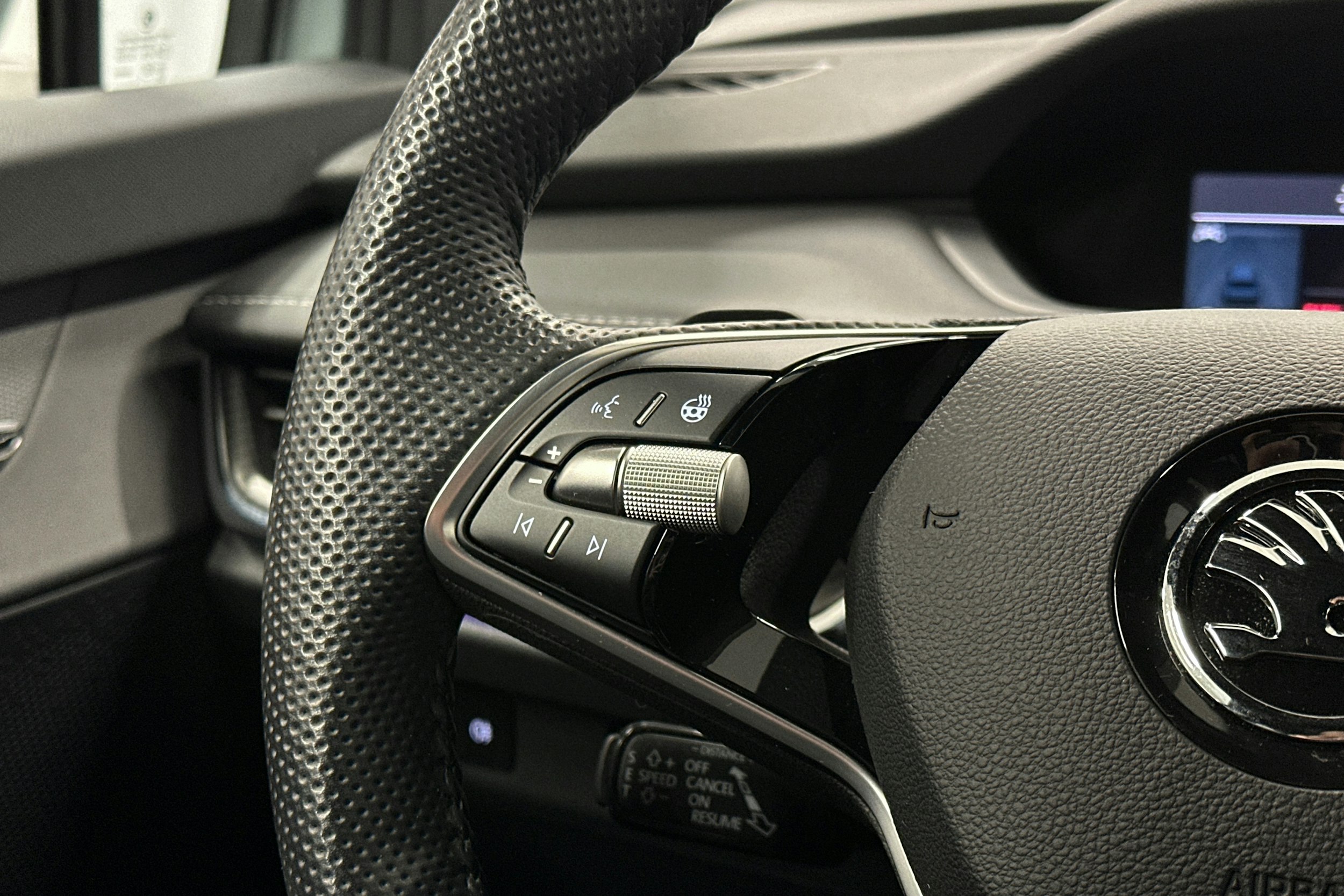 harmaa Skoda Enyaq 2025 kuva 21.