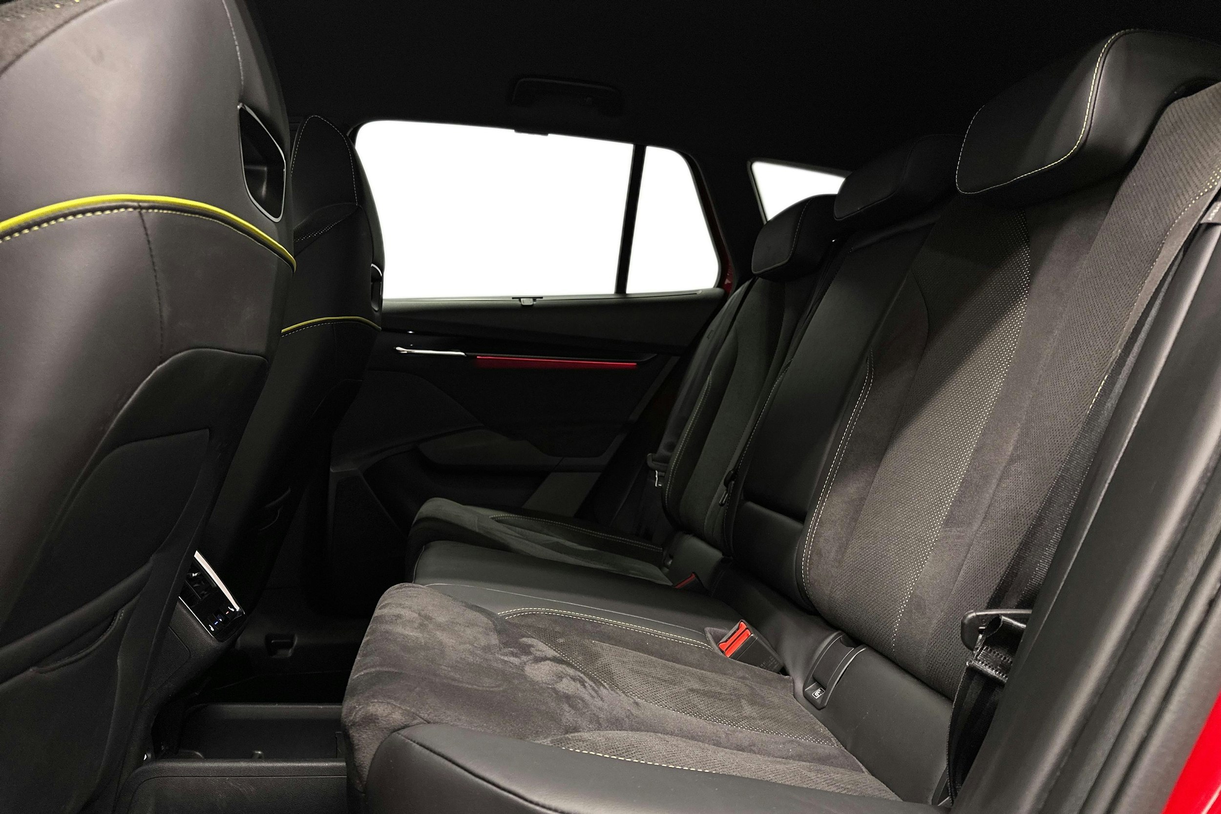 punainen Skoda Enyaq 2025 kuva 10.
