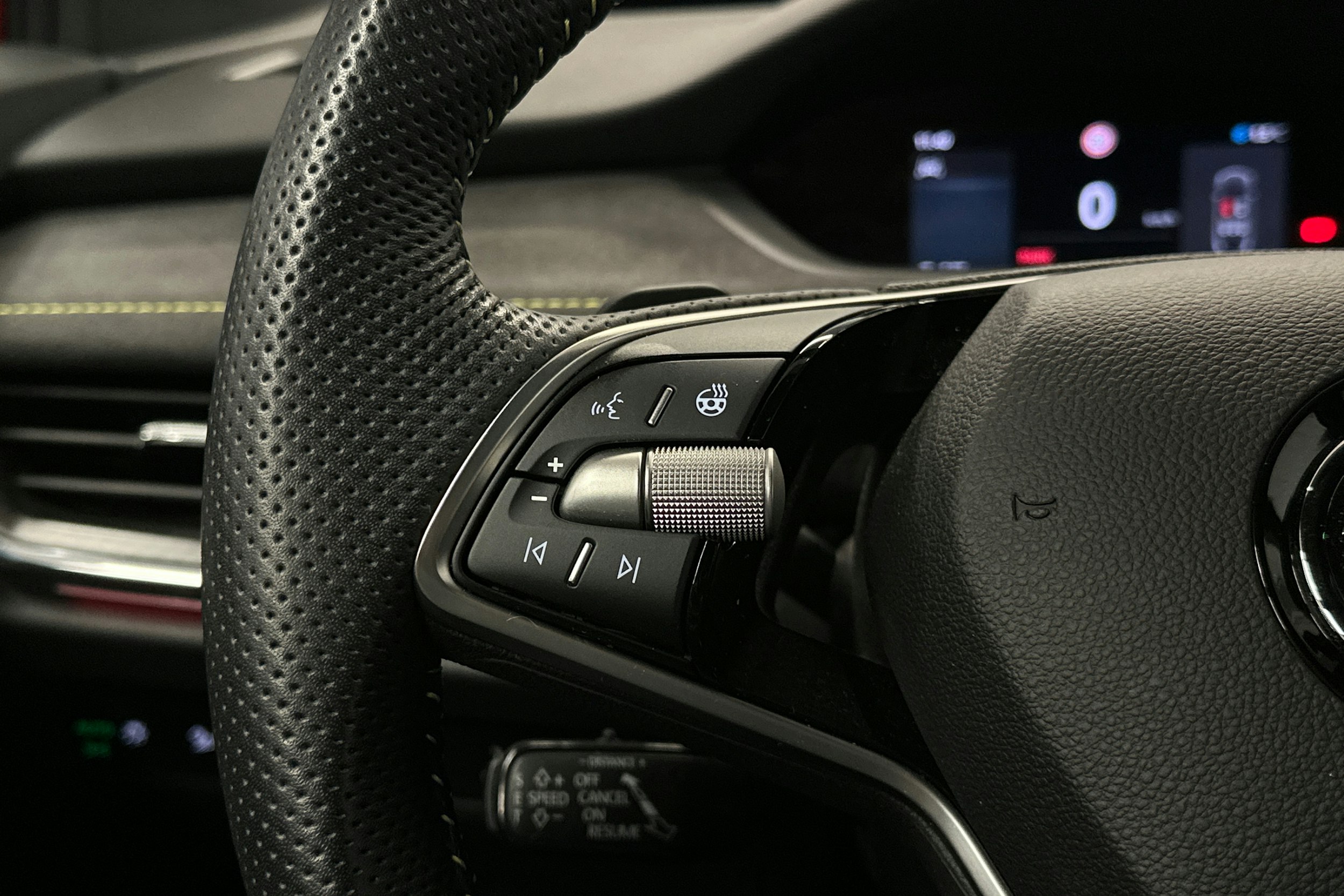 punainen Skoda Enyaq 2025 kuva 14.