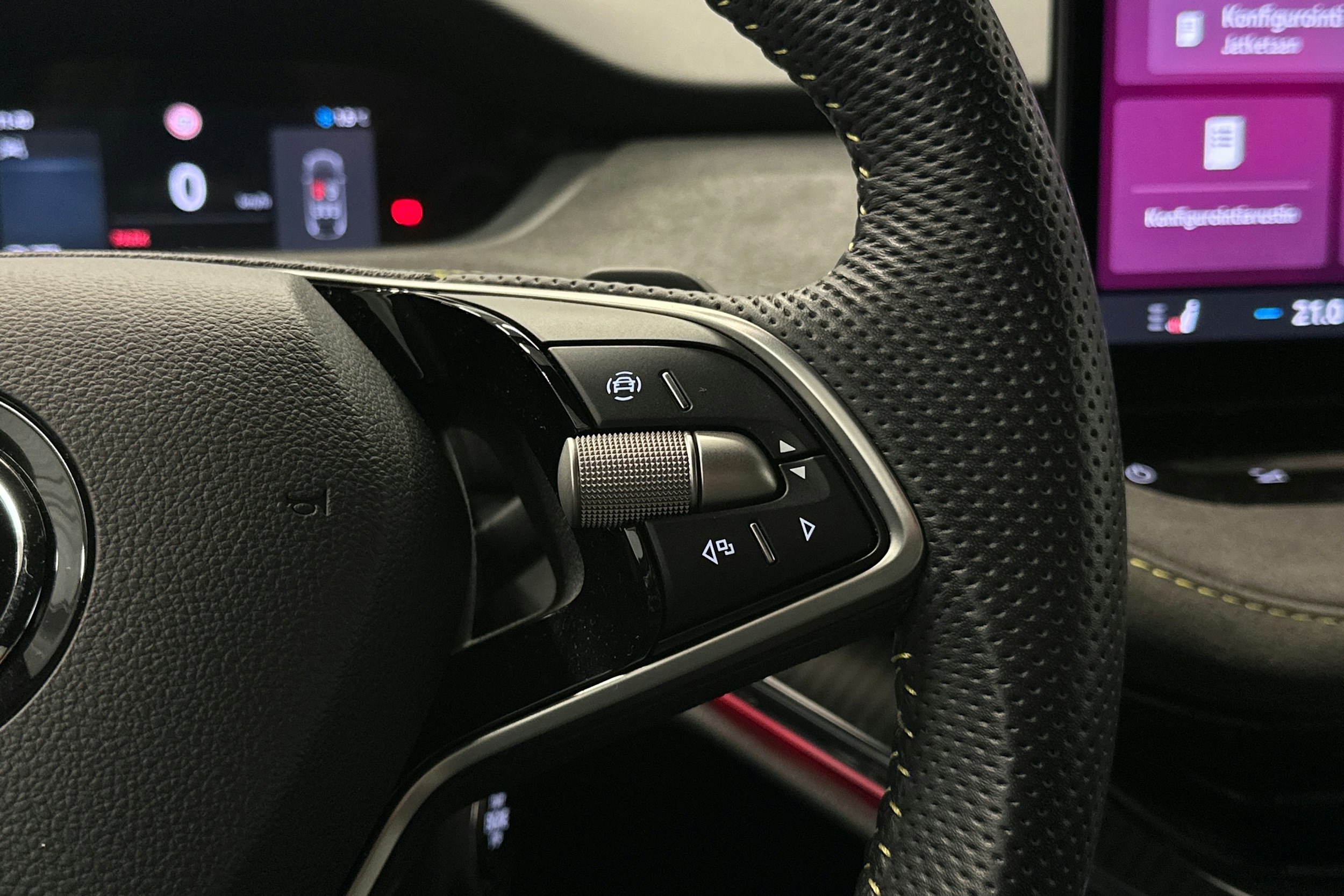 punainen Skoda Enyaq 2025 kuva 15.